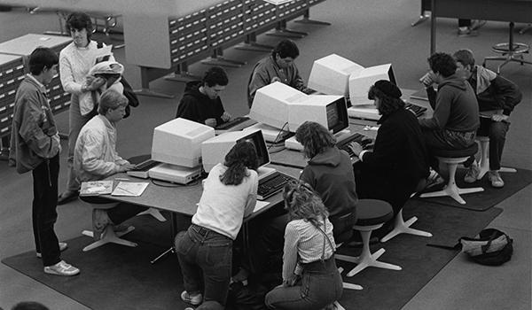 Students using the first computer catalog in the 麦切纳 图书馆 reference area