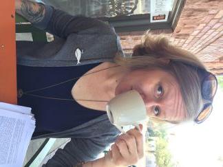 一张金发女人喝咖啡的照片