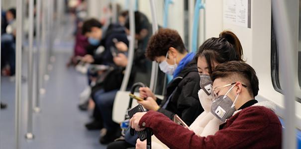 中国火车上戴口罩的人